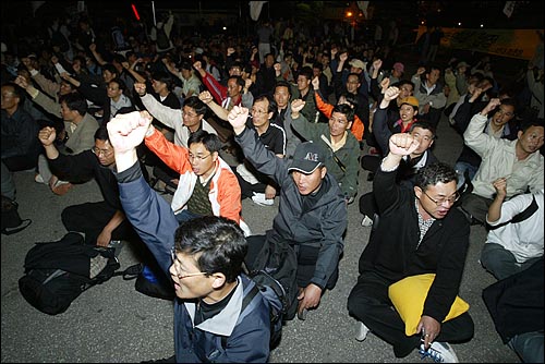 9일 저녁 10시경 경찰과 격렬한 몸싸움을 벌인 뒤 건국대학교에 진입한 전국공무원노조 간부들이 법과대학 건물앞에 집결한 뒤 구호를 외치고 있다. 